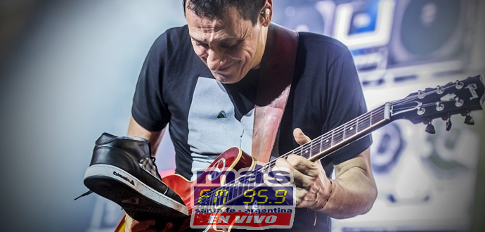 Con motivo de la celebración de sus 30 años de carrera, Divididos regrabó "40 dibujos ahí en el piso", su disco debut grabado en 1989. Están presentando la versión de "Haciendo Cosas Raras", uno de los clásicos del álbum.