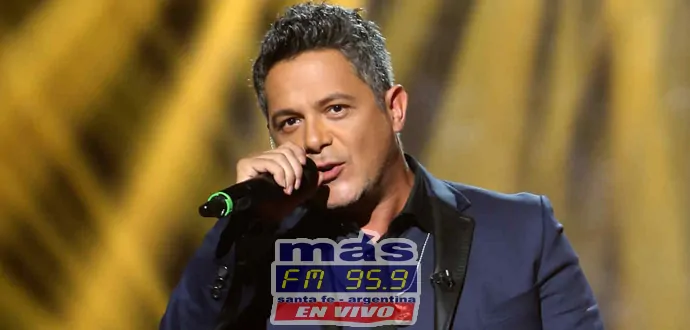 Alejandro Sanz anunció el lanzamiento de su libro "Vive". ¿Estás para comprarlo?

El músico español Alejandro Sanz ya tiene libro y se titula "Vive". El artista dio la noticia en sus redes sociales, mostrando la foto de la portada del libro y el siguiente mensaje:

"Aquí os enseño #VIVE un libro escrito a través de las voces de amigos, familiares y de la mía propia".