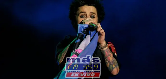 En su show en Vélez, Green Day eligió pararse en la vereda en la que el punk es frenesí sin enojo, y en su larga misión de casi 30 canciones y dos horas y media muy celebradas, sin duda triunfó. "No Más políticos mentirosos, esto no es una reunión política: es una celebración sobre el amor", dijo Billie Joe Armstrong poco antes de cantar "Boulevard of Broken Dreams". En su show en Vélez, Green Day eligió pararse en la vereda en la que el punk es frenesí sin enojo, y en su larga misión de casi 30 canciones y dos horas y media muy celebradas, sin duda triunfó.
"No Más políticos mentirosos, esto no es una reunión política: es una celebración sobre el amor", dijo Billie Joe Armstrong poco antes de cantar "Boulevard of Broken Dreams".