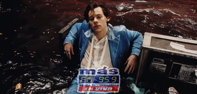 Harry Styles fue invitado al programa The Late Late Show, conducido por el gran humorista James Corden.

Allí el ex integrante de One Direction interpretó en vivo su single "Kiwi".