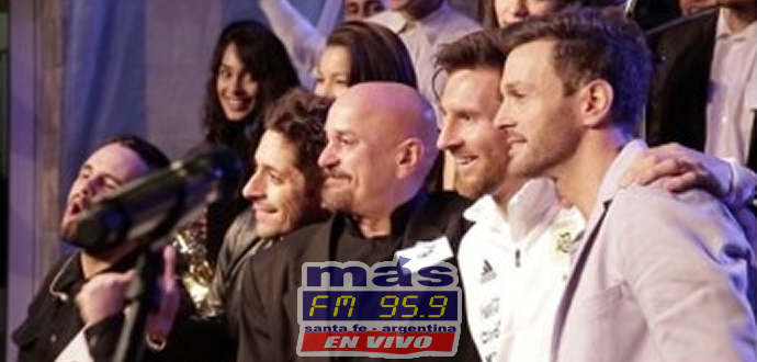 Axel fue el artista encargado de despedir a la Selección Nacional de Fútbol previo a volar hacia Europa.