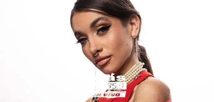 La cantante argentina de música urbana María Becerra, presenta una versión de "Desafiando el destino" en vivo desde lo que fue el cierre de Animal Tour, ante más de 120 mil personas en San Juan.

Acompañada de Sebastián Bocha Cadorin en los teclados y ante miles de linternas de celulares, María se acercó al público para cantar juntos a capella, una parte de esta canción que da cierre a su reciente álbum La Nena de Argentina.