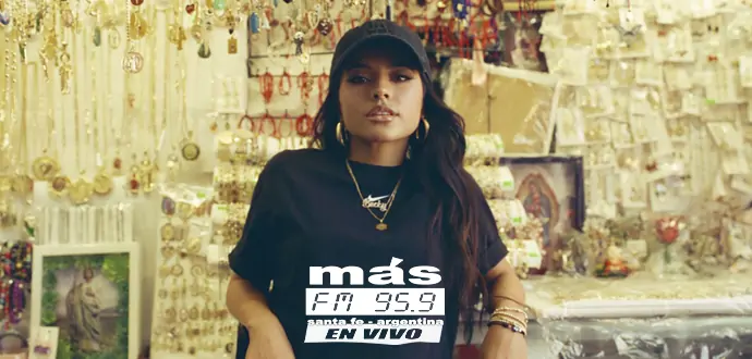 Becky G presenta nuevo single "Querido abuelo", en el cual le rinde homenaje a su difundo abuelo.