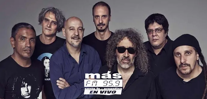 De este lado la empatía el día a día tu voz El otro que es parte mía lo sabemos vos y yo Que soy un animal gregario que no opera en solitario Que pudo ser egoísta y ahora es solidario Es la educación y su condición tesoro tan preciado que es de todos y pa’ todos como la salud que hasta el ataúd debe ser atendida desde norte a sur más cuando el alud, imparable alud… victimas-de-bersuit-vergarabat-letra-video-1