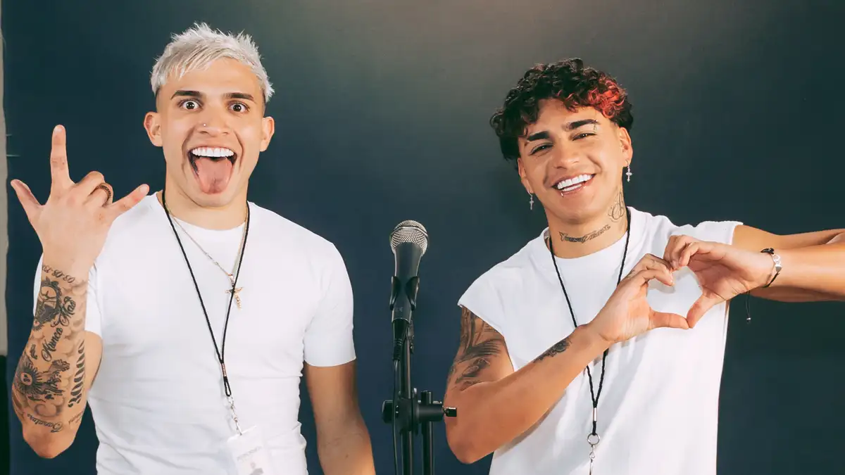Dúo musical ROZE en el rodaje del videoclip oficial de su canción Bonita. bonita-con-el-sello-autentico-de-roze-portada